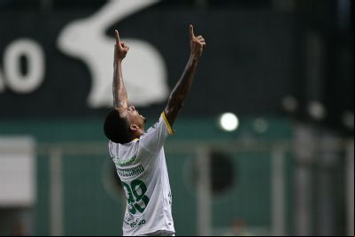 Mateusinho decide na bola parada e Cuiab