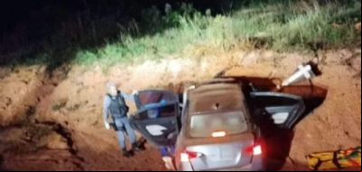 Motorista bate carro em barranco na MT-242; um morre e dois ficam feridos